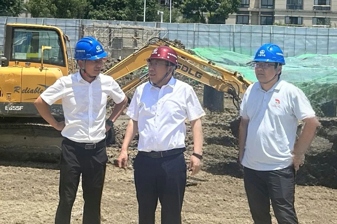 1752460619196572.jpg 公司黨委書記、董事長李明華到蘇州清樹灣項(xiàng)目檢查指導(dǎo)工作.jpg